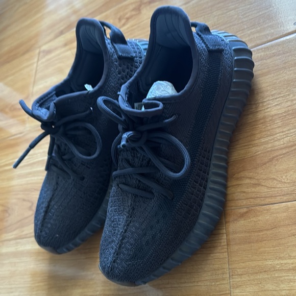 Yeezy Boost - Picture 2 of 4